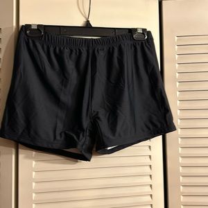 Women’s shorts new color is black w/lining these are size large. New